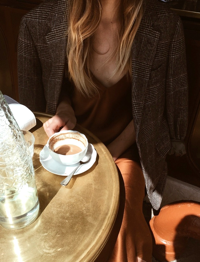Slip dress bronze + blazer � carreaux = le bon mix