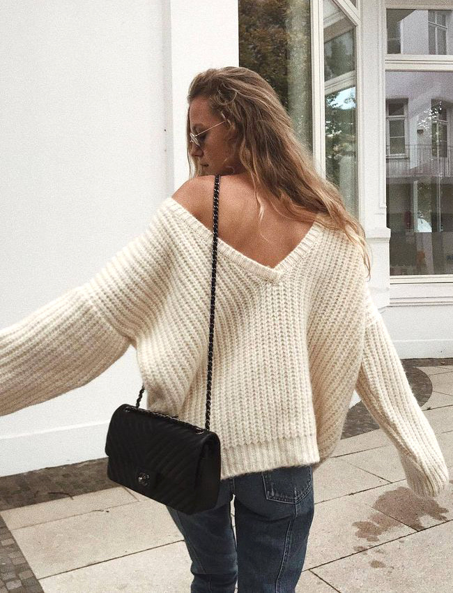 Bonne id�e du jour : porter � l'envers nos pull-overs grand col V !