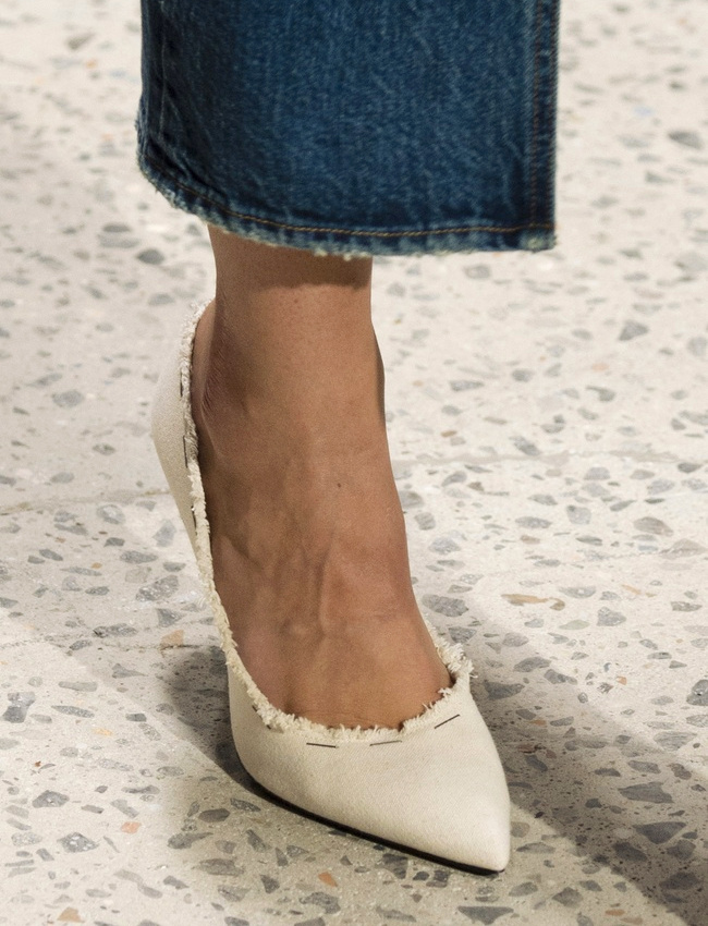 Escarpins effiloch�s blanc cass� + jean droit 7/8 = le bon mix