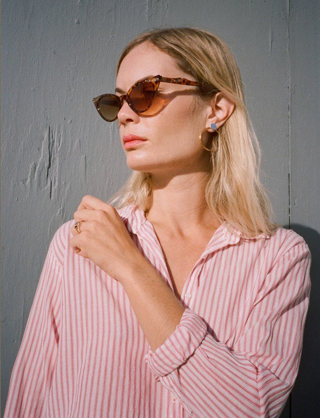 Chemise masculine � rayures rose p�le + lunettes esprit vintage = le bon mix