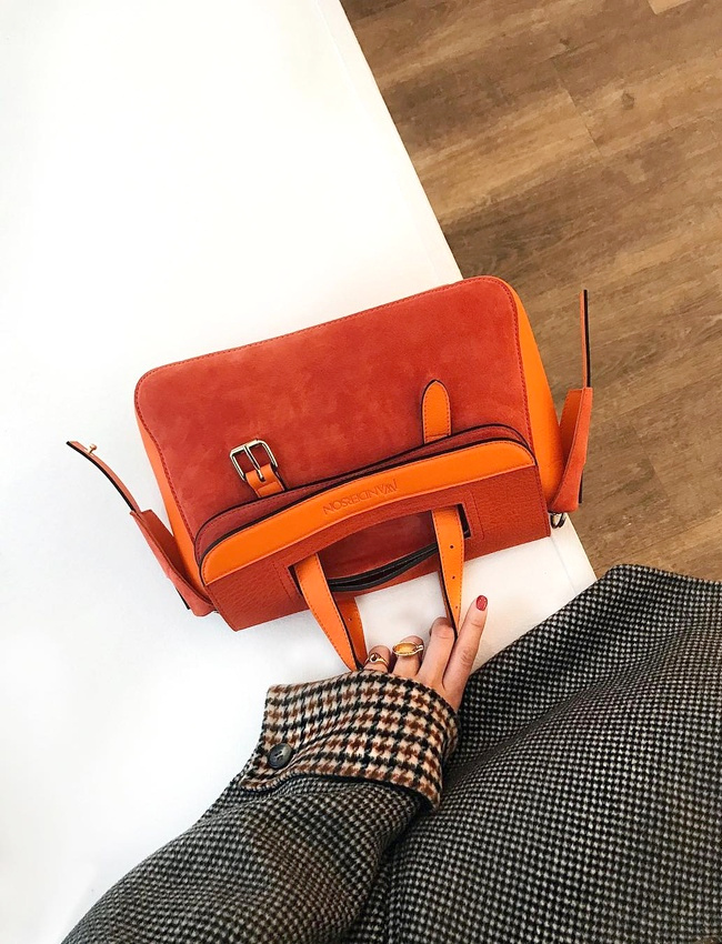 Rien de tel qu'un sac � main orange pour illuminer l'imprim� pied de poule noir et blanc de saison