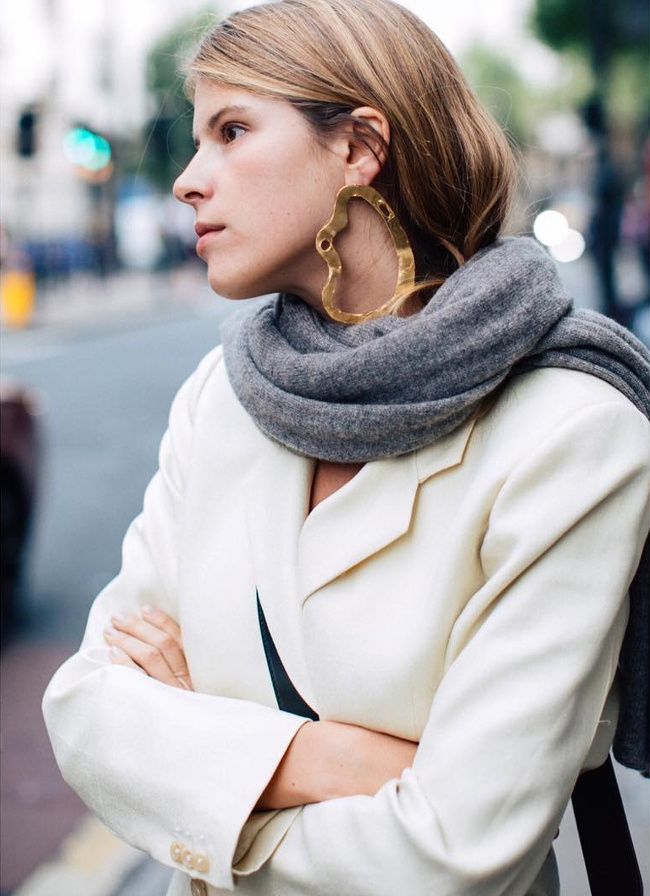 Plus les boucles d'oreilles se font impressionnantes, plus la tenue peut se faire sobrement sage