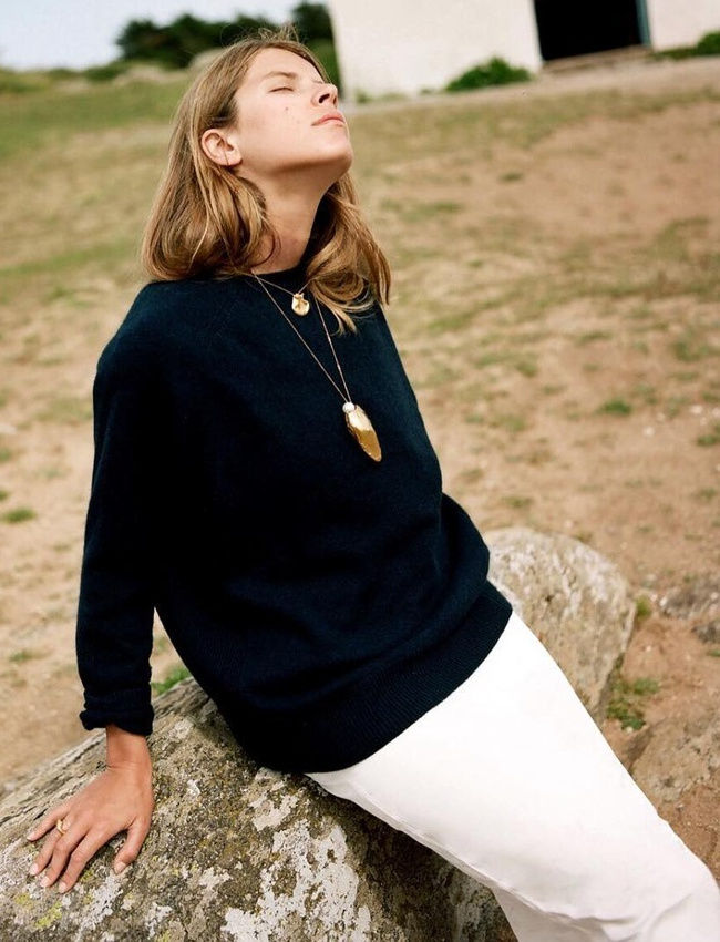 Look minimaliste + bijoux oversize dor�s = le bon mix