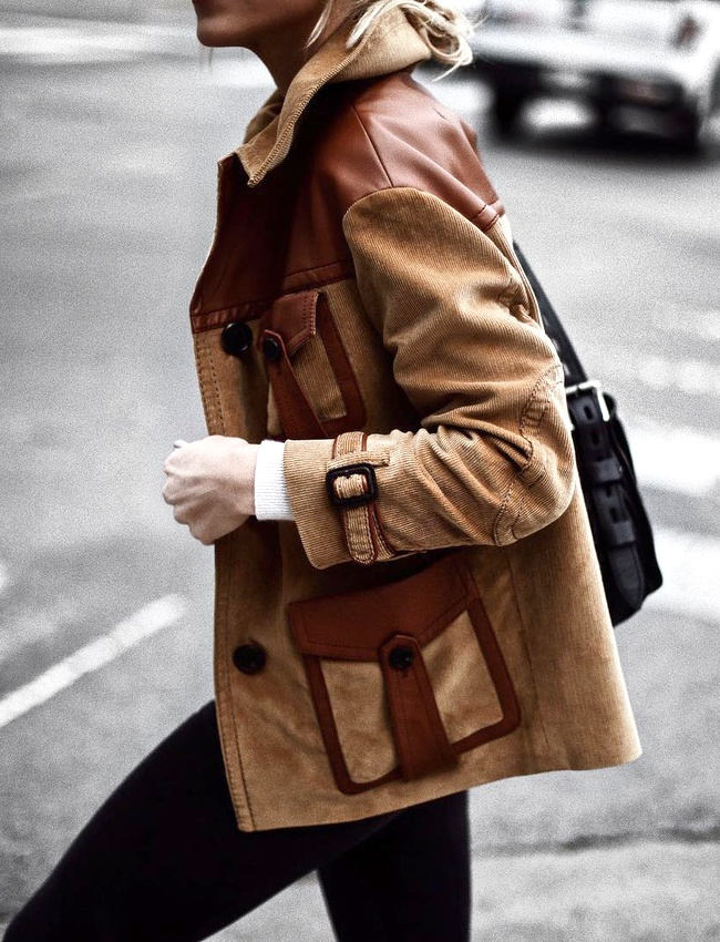 Avec sa d�gaine seventies suavement chaleureuse, cette veste bi-mati�res donne envie de braquer une boutique Prada