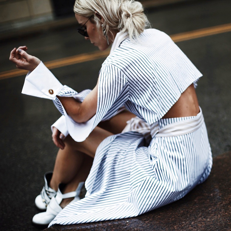 Totalement destructur�e, cette robe � rayures se la joue 