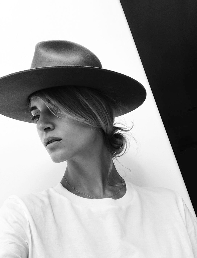 Chapeau � larges bords + chignon bas = le bon mix