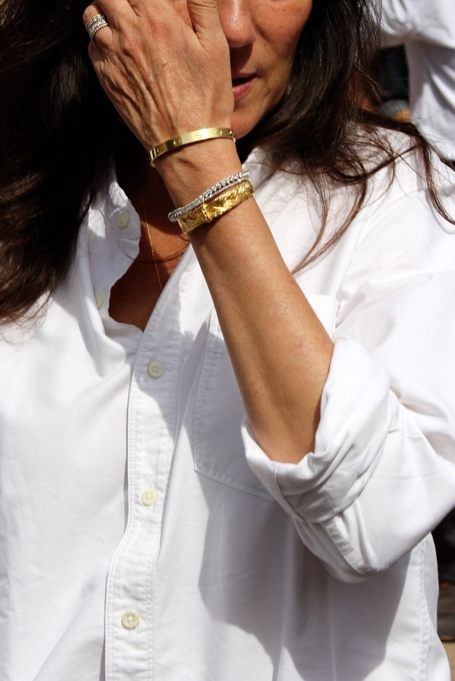 Chemise blanche en coton �pais roulott�e sur les poignets + bracelets dor�s = le bon mix