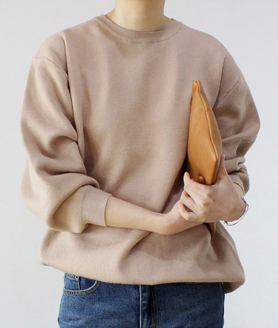 Rien de tel qu'une pochette en cuir rectangulaire pour twister un sobre sweat-shirt !