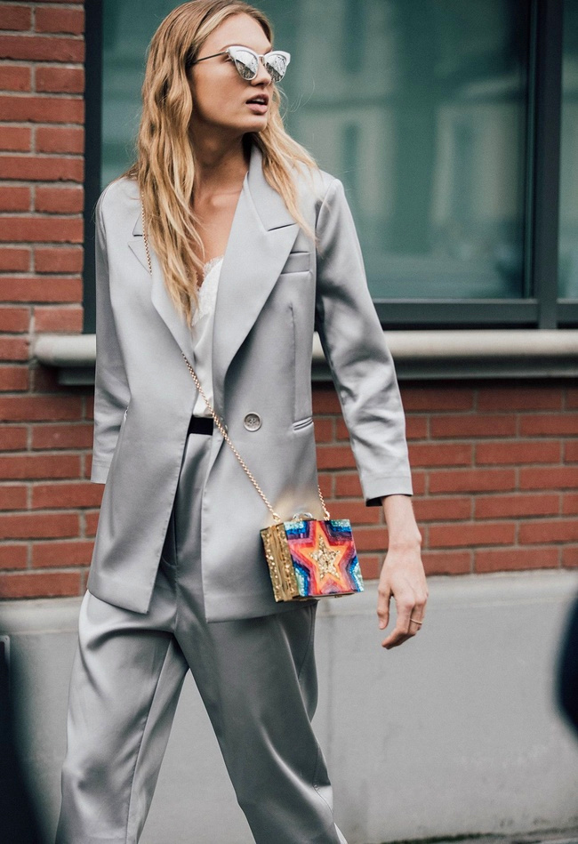 Plus le costume se fait masculin, plus l'accessoire funky est autoris�