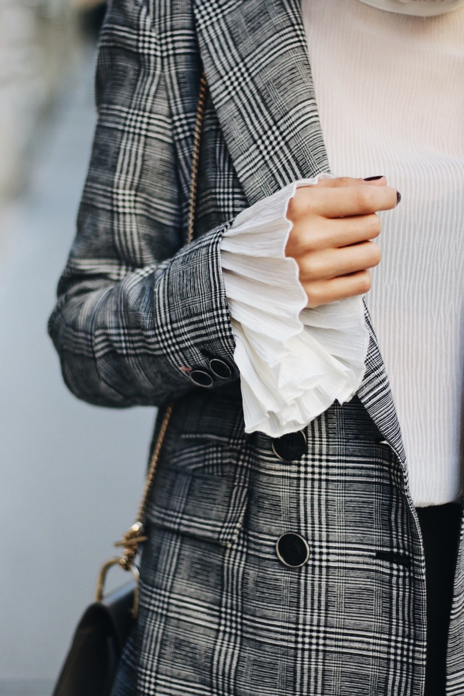 Blazer � carreaux + longs poignets pliss�s = le bon mix
