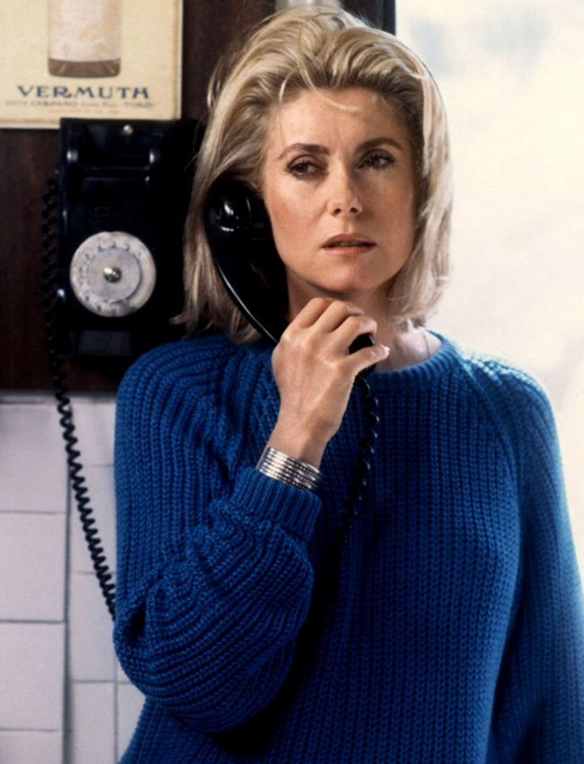 Blondeur + pull bleu en grosse maille = le bon mix