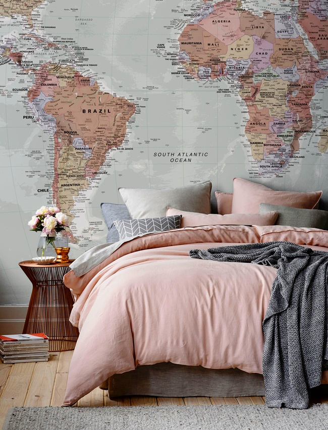 Oui au papier peint mappemonde nous permettant de voyager bien au chaud sous notre couette !