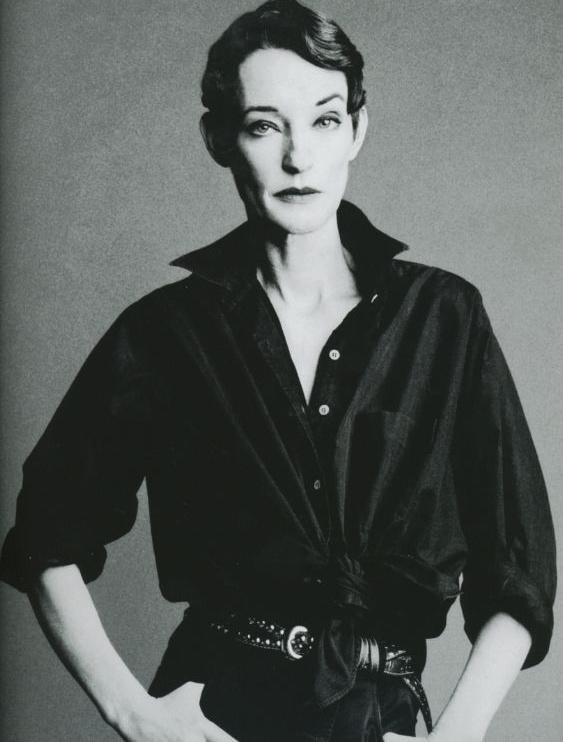 Associant col relev�, manches roulott�es et pans nou�s sur le devant, la chemise d'homme se fait ici irr�sistible