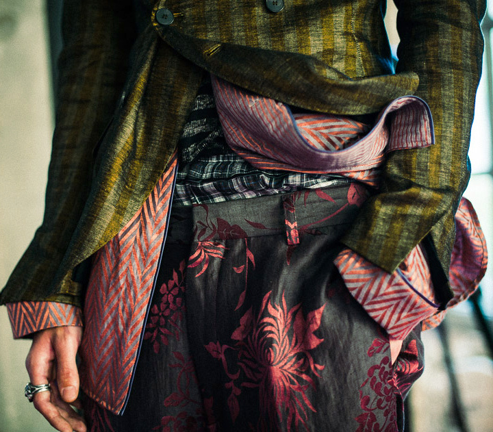 Marier avec brio belles mati�res, coloris chatoyants et motifs vari�s, ou l'irr�sistible grammaire Haider Ackermann