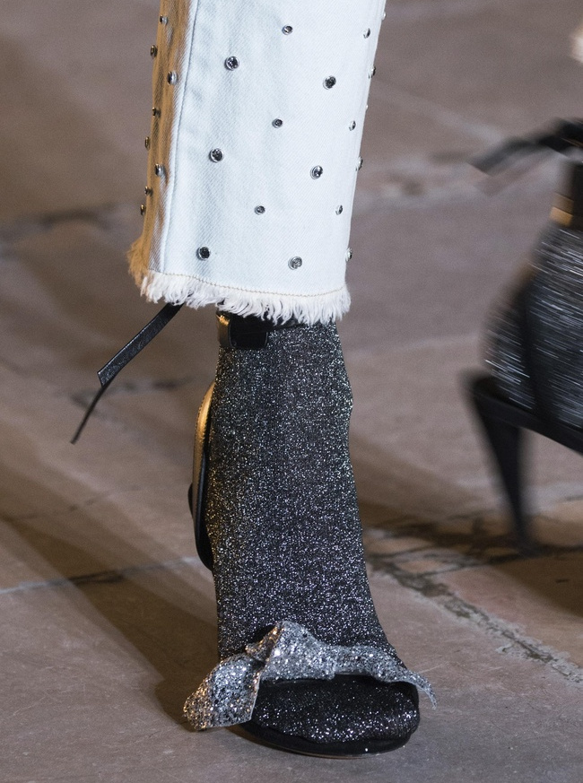 La chaussette glitter, ou comment r�ussir � porter ses fines sandales � talons en automne