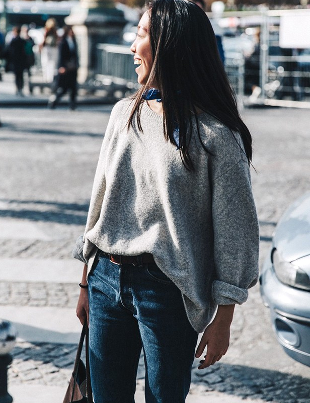 Gliss� sur le devant du jean et port� les manches roulott�es, le pull trop large se fait plus seyant