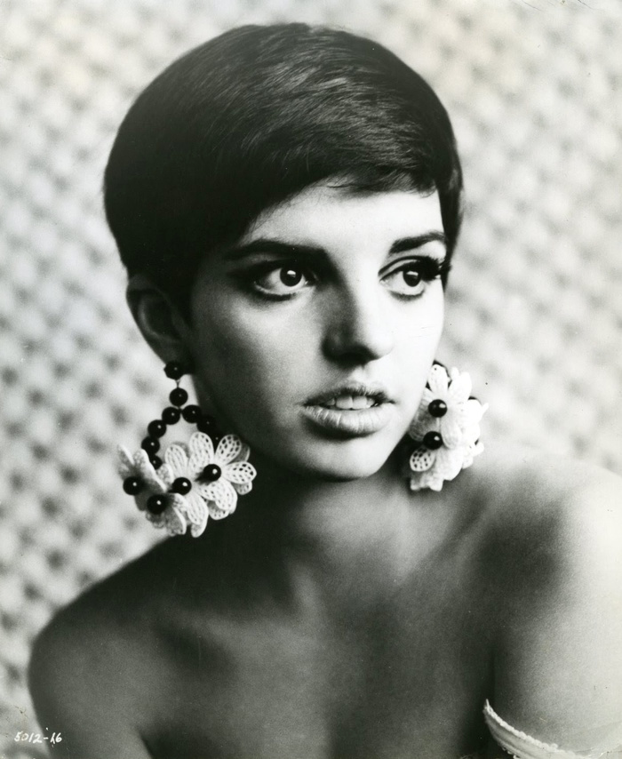 Coupe gar�onne + maxi boucles d'oreilles = le bon mix