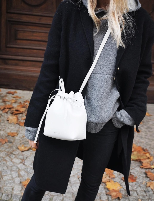 Sweat � capuche + manteau droit = le bon mix