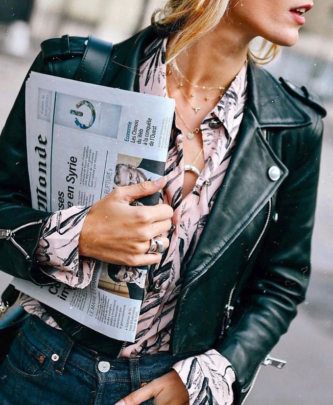 Il n'y a pas que la blouse en dentelle blanche pour accompagner le classique perfecto en cuir !