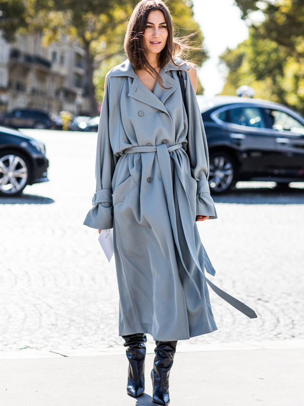 M�lant ampleur et d�coupe insolite, ce style de trench m�rite d'�tre port� comme une pi�ce forte � part enti�re
