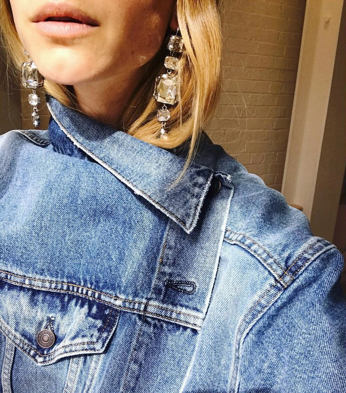 Pour ou contre le boutonnage alternatif de la veste en jean ?