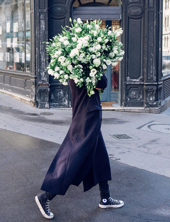 Rien de tel qu'un bouquet de fleurs XXL pour d�tourner l'attention d'une potentielle mauvaise mine
