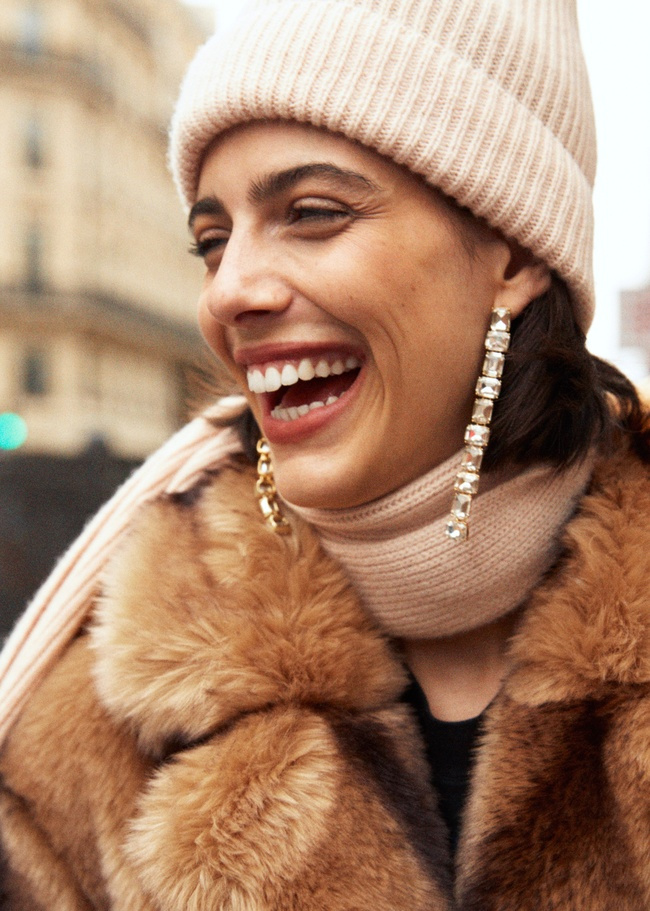 Maille rose poudr� + fausse fourrure + pendants strass�s = le bon mix