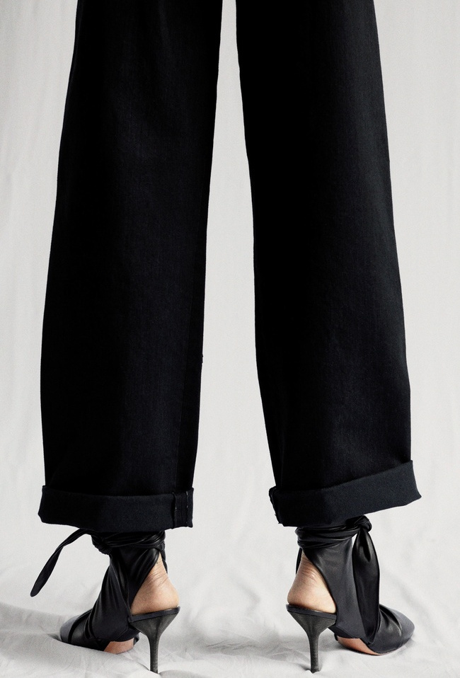 Jean large roulott� sur la cheville + talons aiguilles = le bon mix