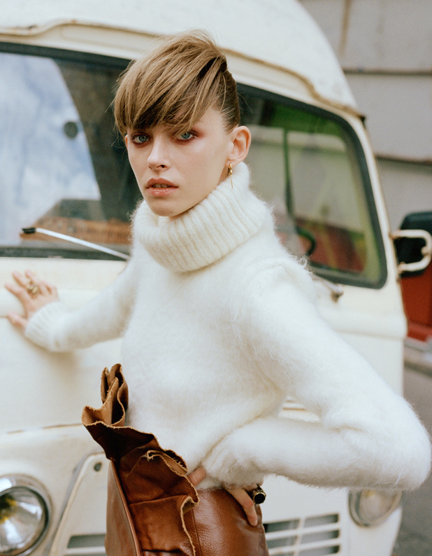 Pull duveteux blanc + mini jupe en cuir vieilli marron = le bon mix