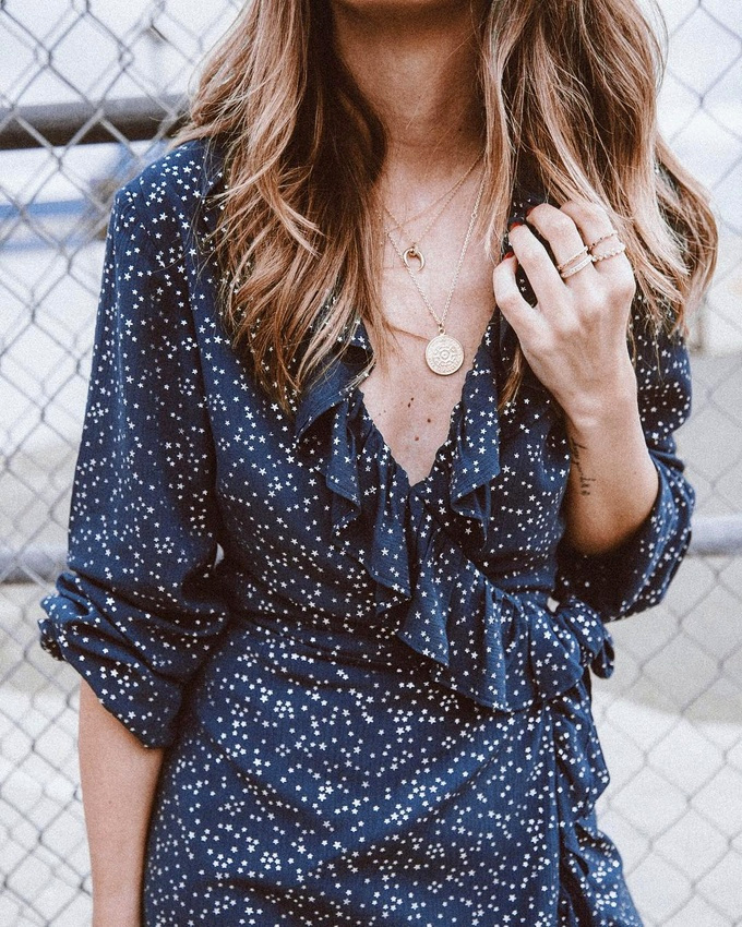 Petite robe � froufrous + accumulation de m�dailles = le bon mix