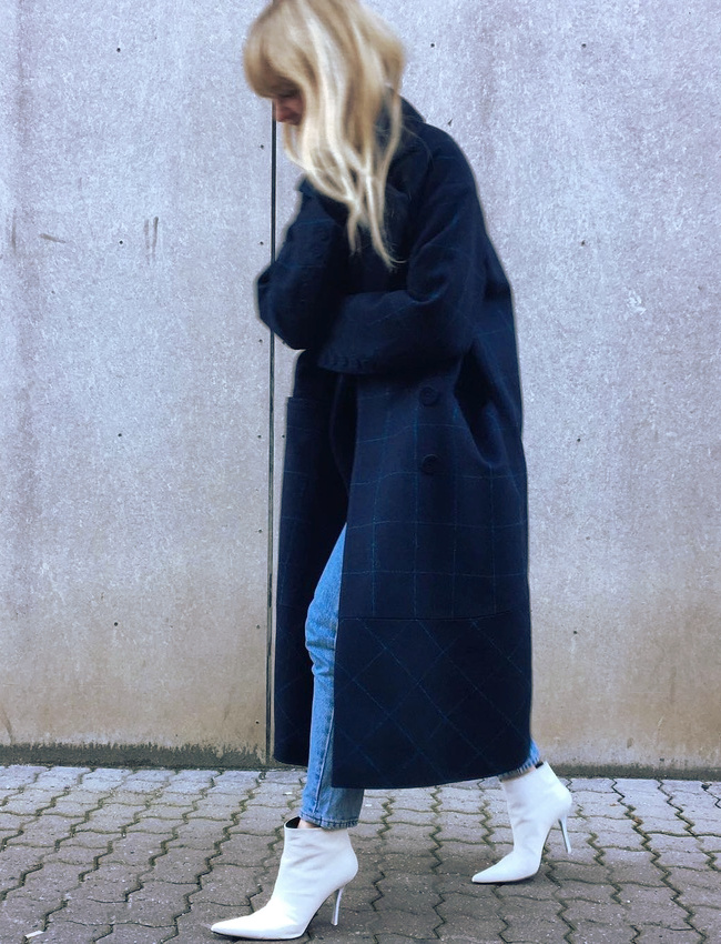 Maxi manteau bleu marine + jean + bottines blanches = le bon mix
