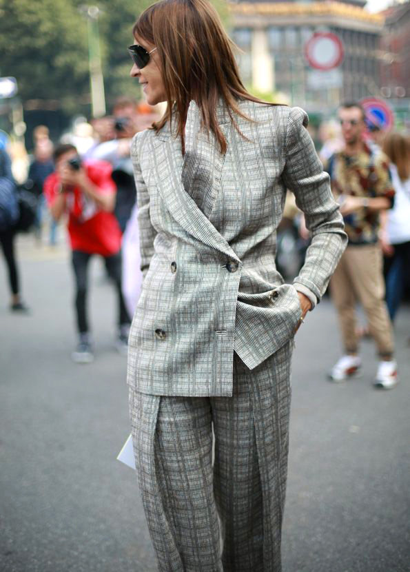 Carine Roitfeld nous convaincrait presque de nous essayer au costume � carreaux...