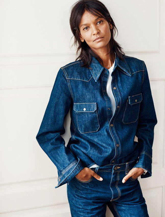 Port� avec d�contraction, le total look denim ne manque pas de fashion appeal