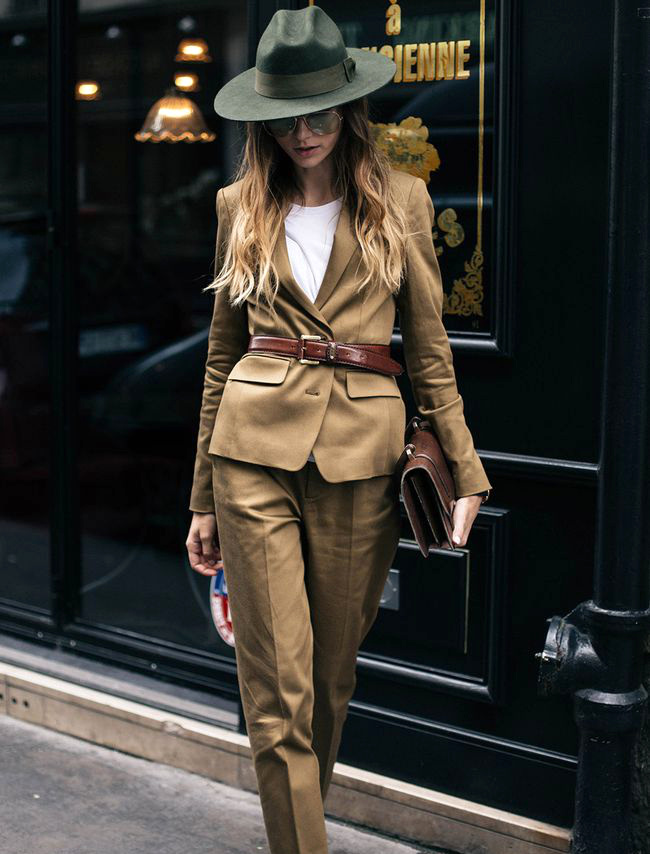 Rien de tel qu'un tee-shirt blanc et une ceinture masculine pour twister un costume f�minin