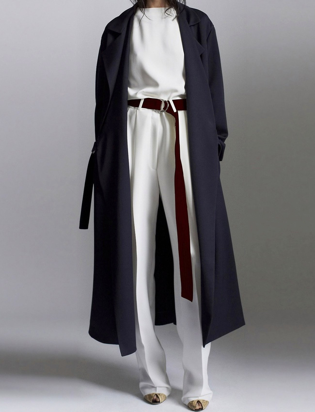 Ensemble blanc + trench bleu + touche de bordeaux = le bon mix