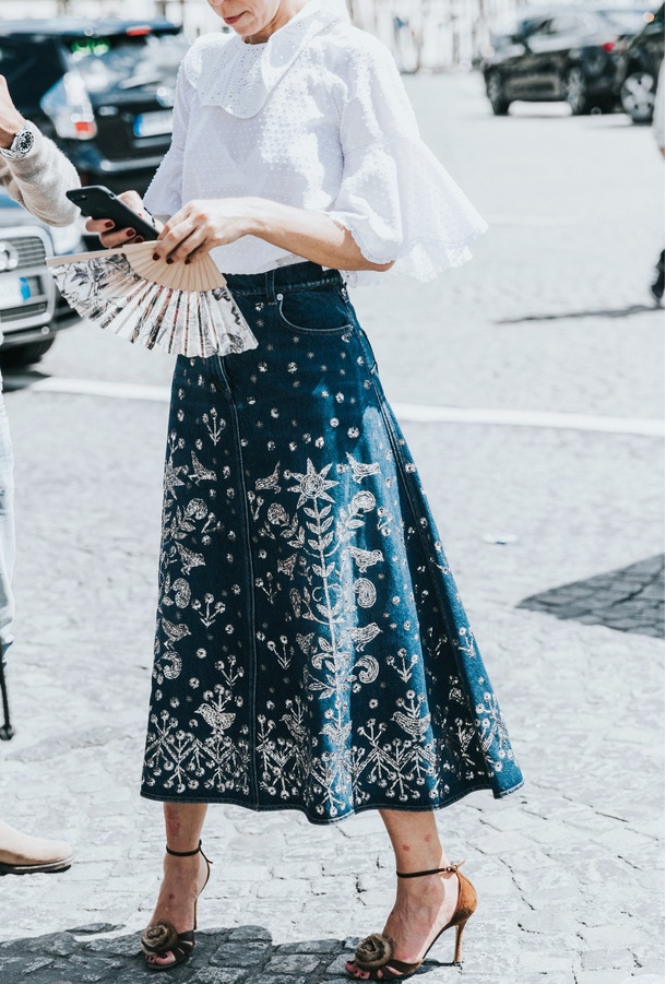 Une fois d�licatement brod�e, la jupe en jean gagne en raffinement