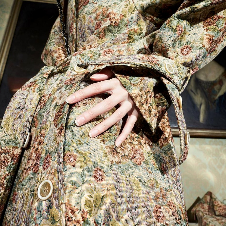 Et si on oubliait un temps les blazers prince de Galles pour se mettre au trench tapisserie ?