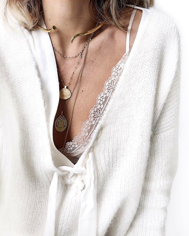 Douceur + dentelle + bijoux fins = le bon mix