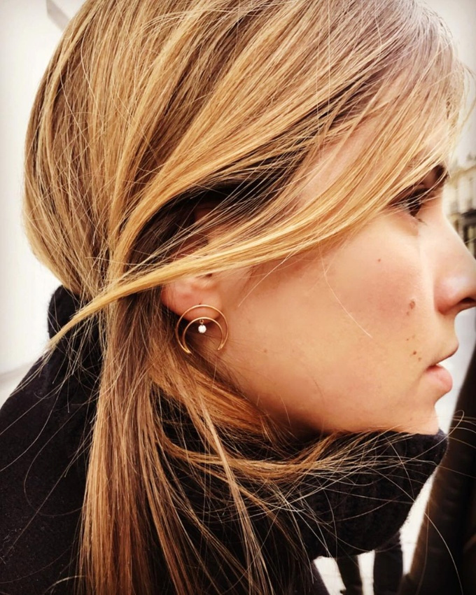 � l'�re des maxi boucles d'oreilles, un peu de d�licatesse est appr�ciable...