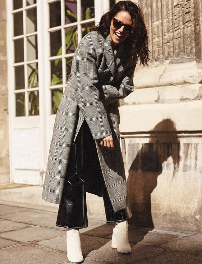 Rien de tel qu'un pantalon en vinyle pour twister un manteau � carreaux !