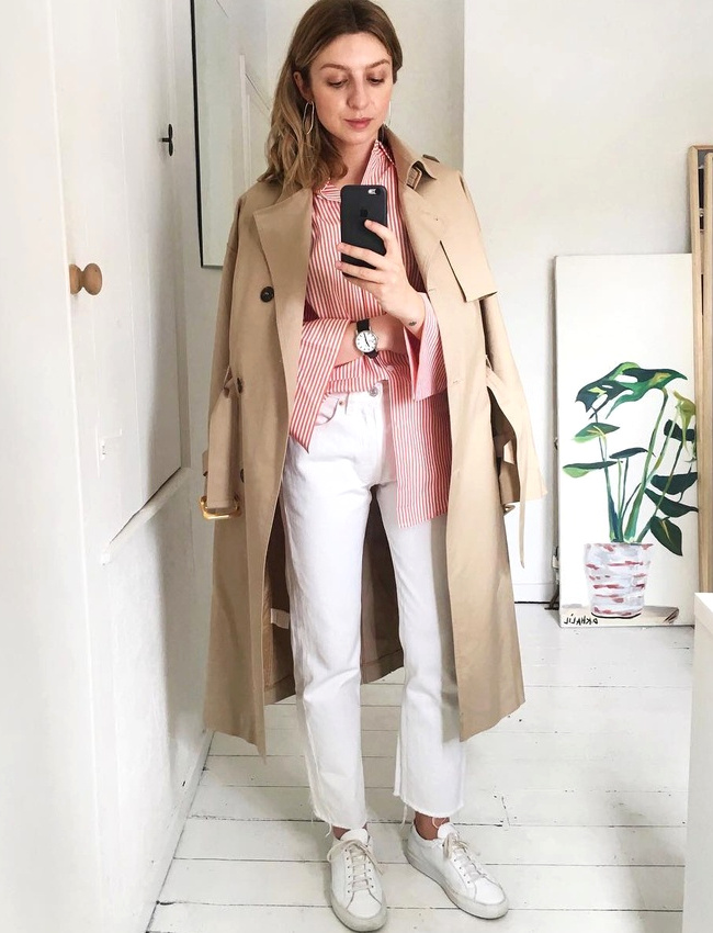 Jean droit blanc 7/8 + chemise � rayures roses + trench camel = le bon mix