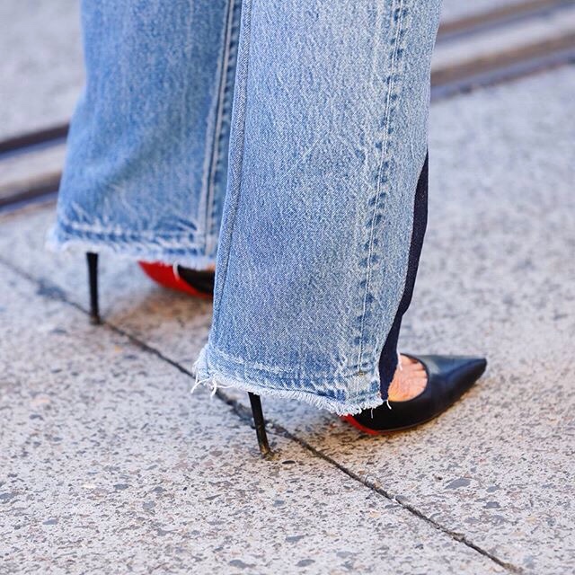 Jean large droit + escarpins = le bon mix