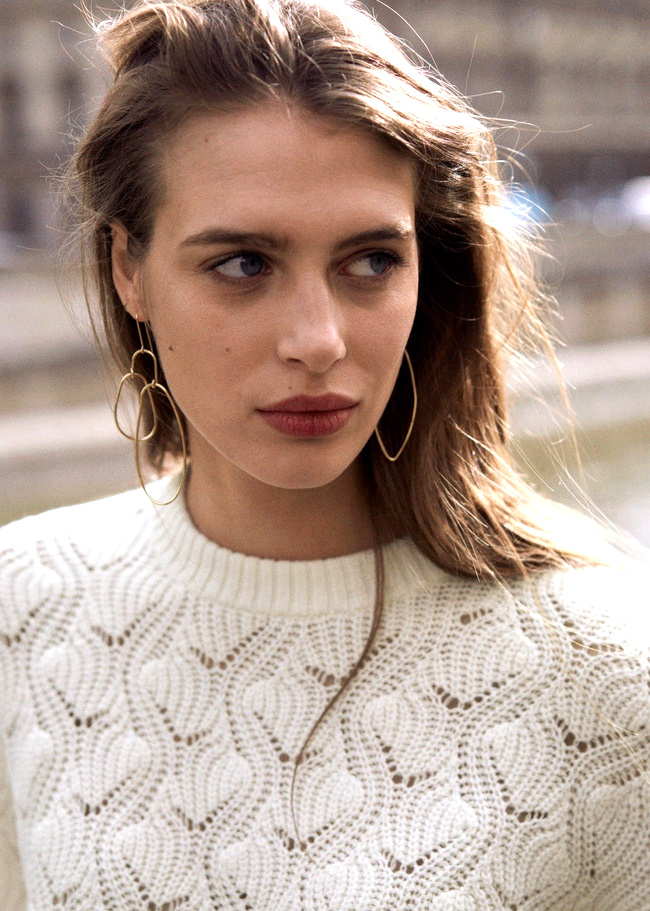 Maxi - mais fines - boucles d'oreilles + pull-over d�licat = le bon mix