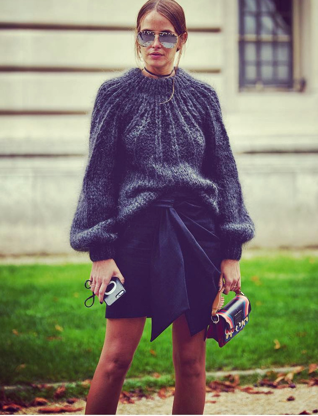 Pull oversize + mini sac = le bon mix