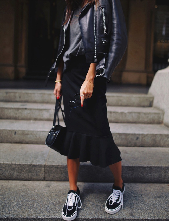 Les baskets restent le meilleur moyen de d�dramatiser une jupe crayon midi
