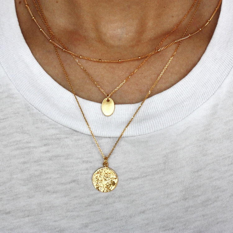 Tr�s fines cha�nettes + tee-shirt blanc = le bon mix