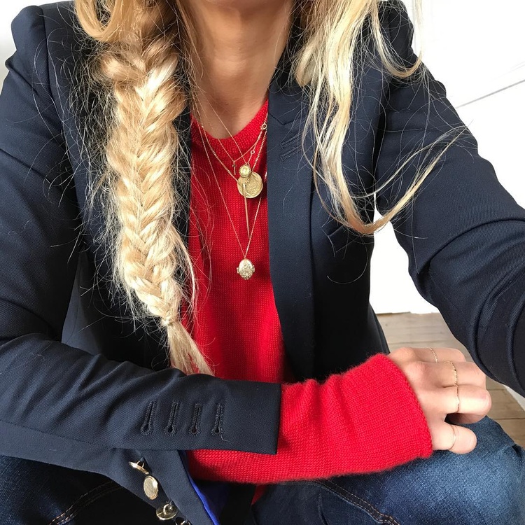 Blazer bleu marine + pull rouge + longue tresse blonde = le bon mix