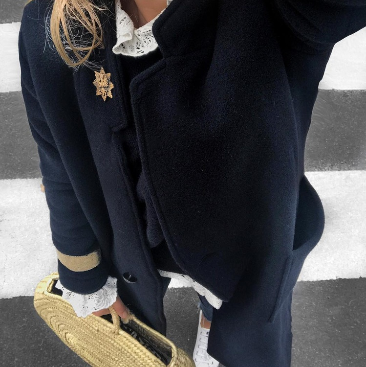 Moins galvaud� que le duo noir et blanc, le mix bleu marine/blanc continue de faire mouche