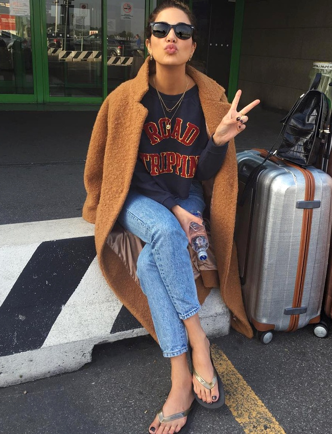 Manteau marron clair + sweat sporty bleu marine = le bon mix