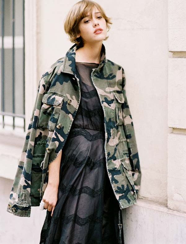 Robe de bal + veste camouflage = le bon mix